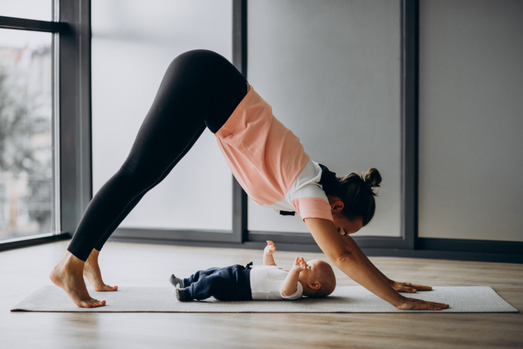 maman qui fait du yoga avec son bébé