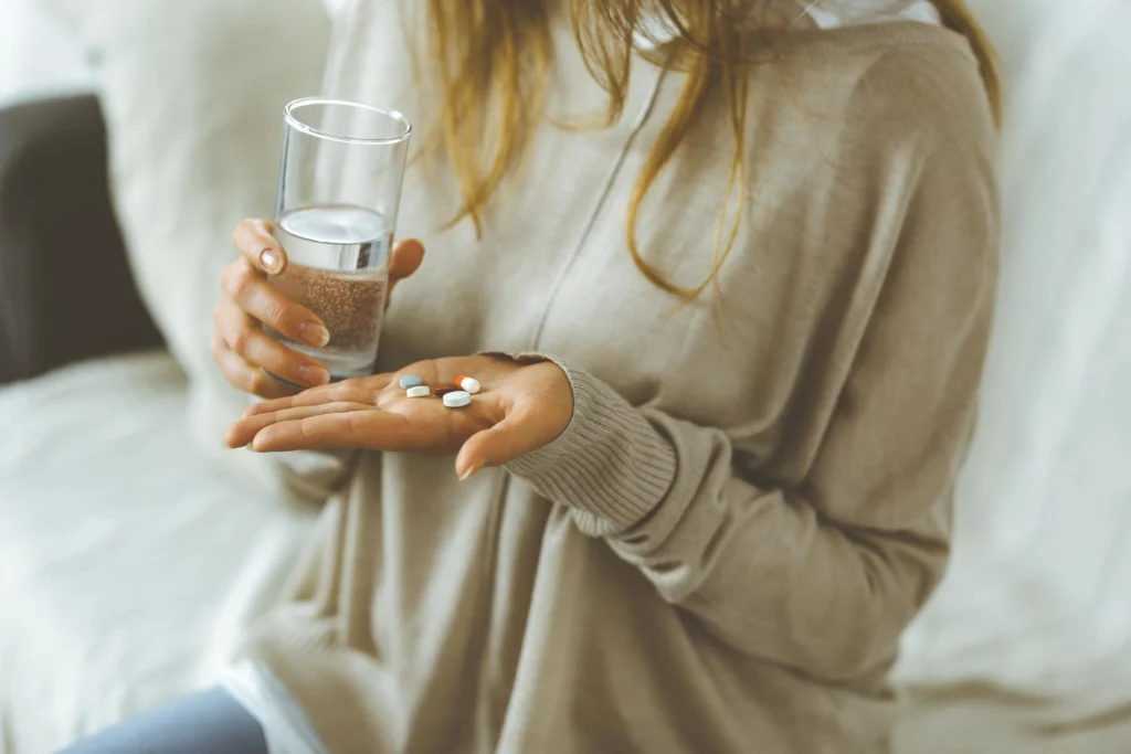 femme qui prends des compléments alimentaires